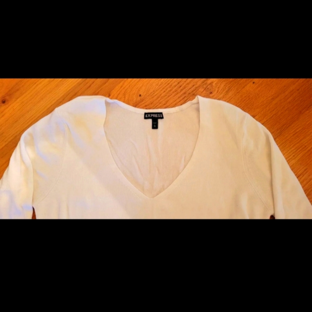 Express Ribbed VNeck Knit Top - Picture 4 of 12